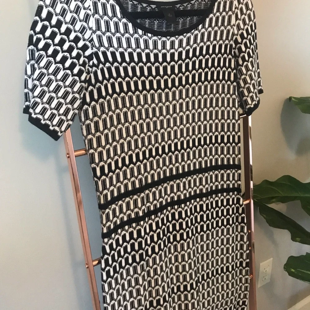 Ann Taylor Short Sleeve Sweater Dress ⚫️⚪️ - Picture 2 of 3